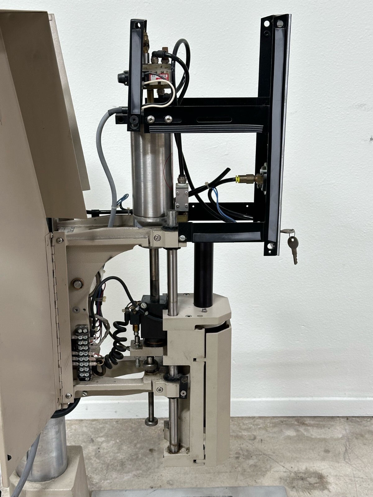 Sonics & Materials Model 1098 Ultrasonic Welding Machine