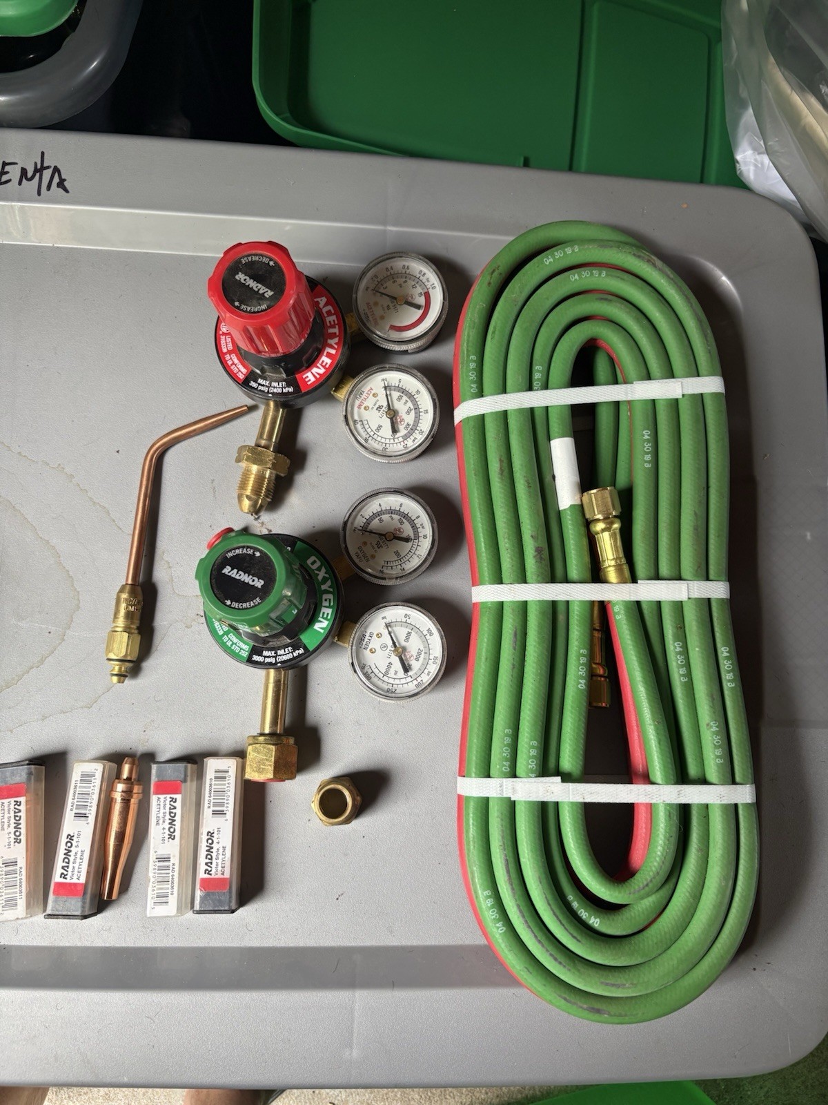 RADNOR Oxy-Acetylene Welding Kit w/ Regulators Gauges Hoses Tips Torch Handle
