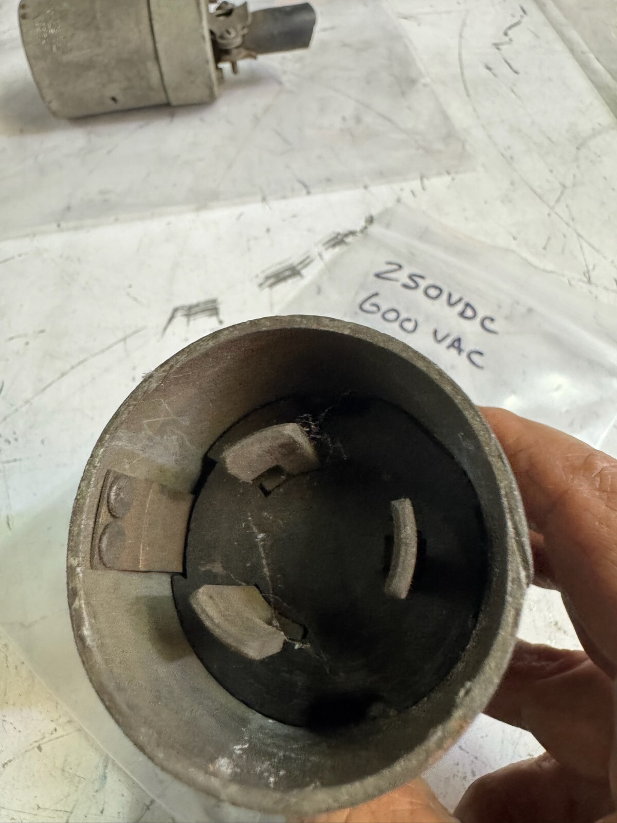Hubbel 250V DC 600V AC 50A Grounded | Plugs