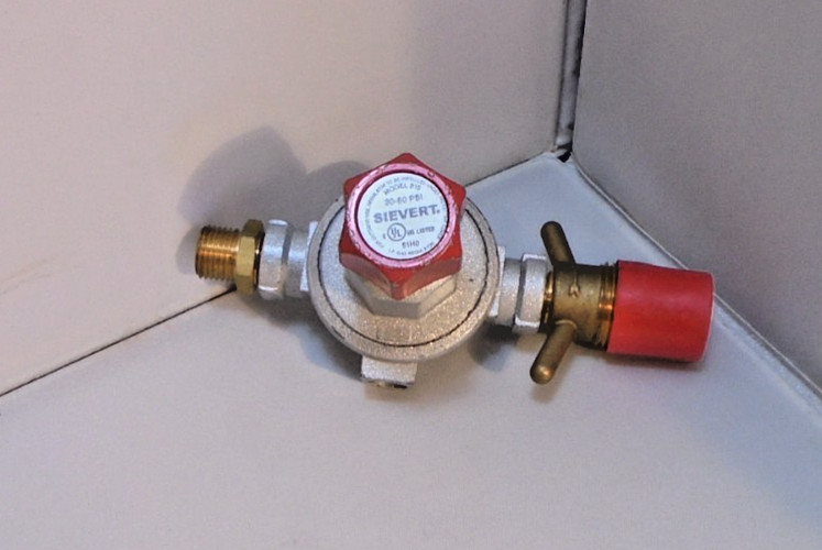 NEW Sievert Industries Adjustable Propane Regulator Model 915 30-60 psi