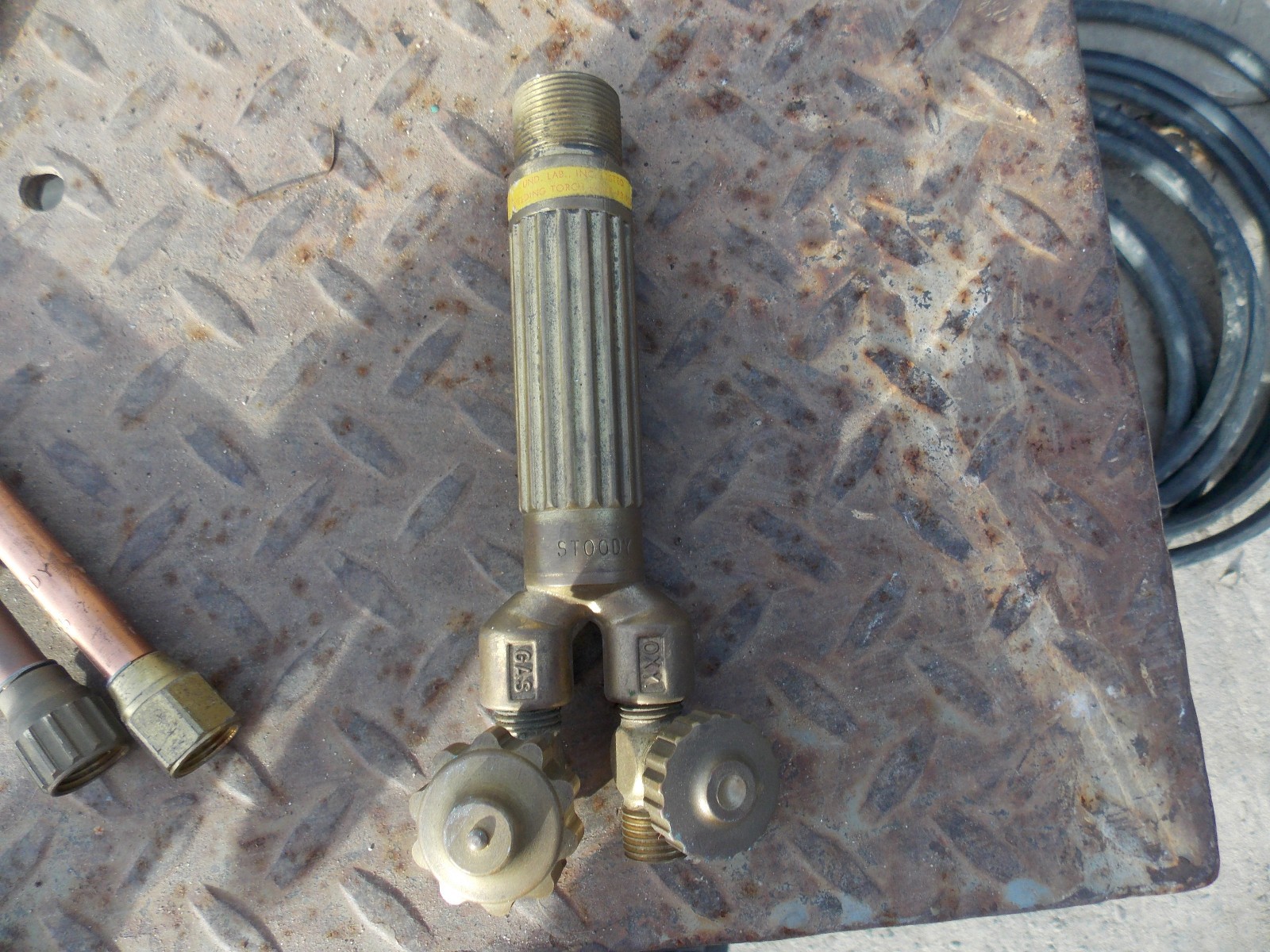 STOODY 900 TORCH BODY, with two STOODY 935 TIPS spray powder torch parts