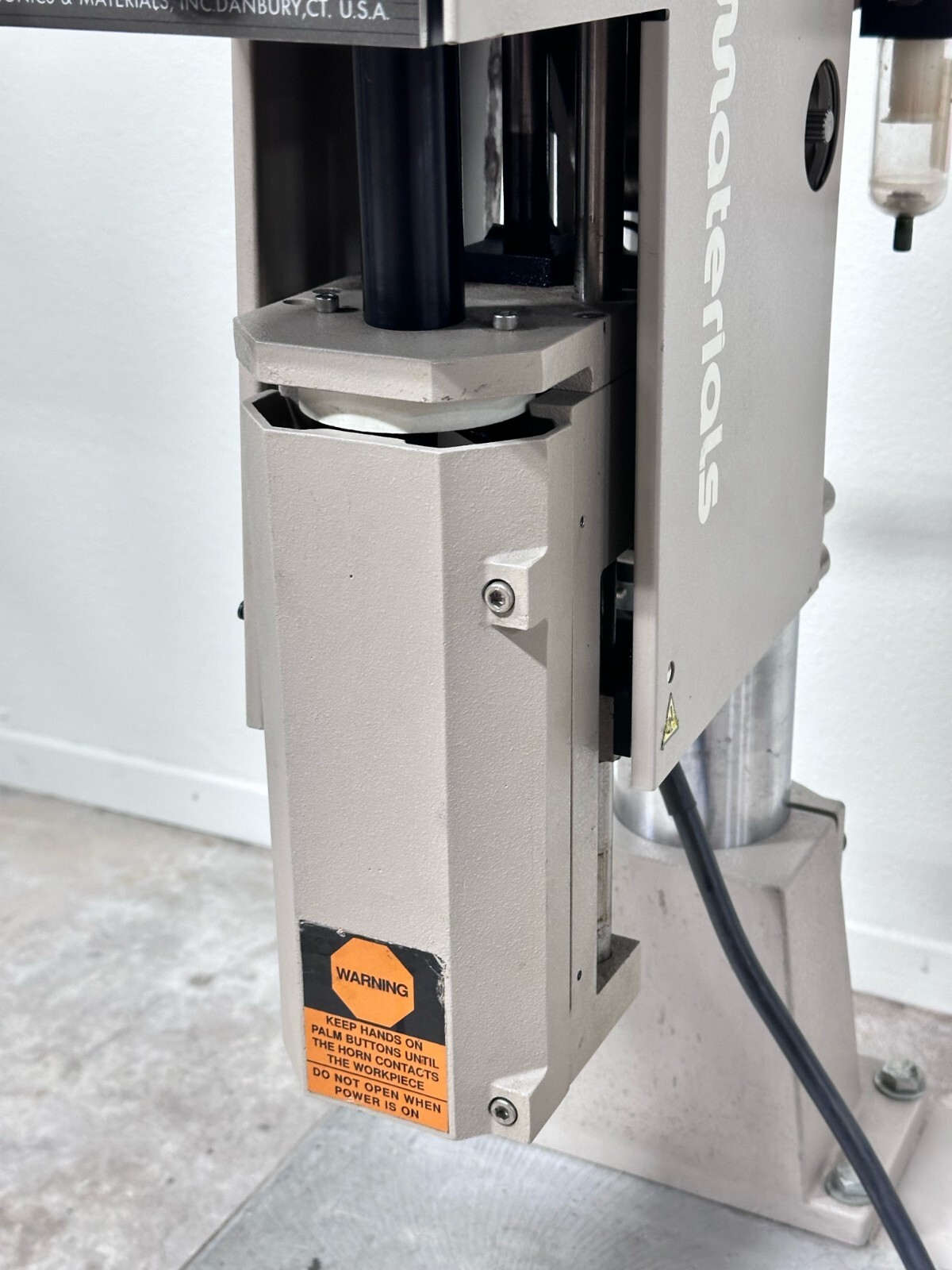 Sonics & Materials Model 1098 Ultrasonic Welding Machine