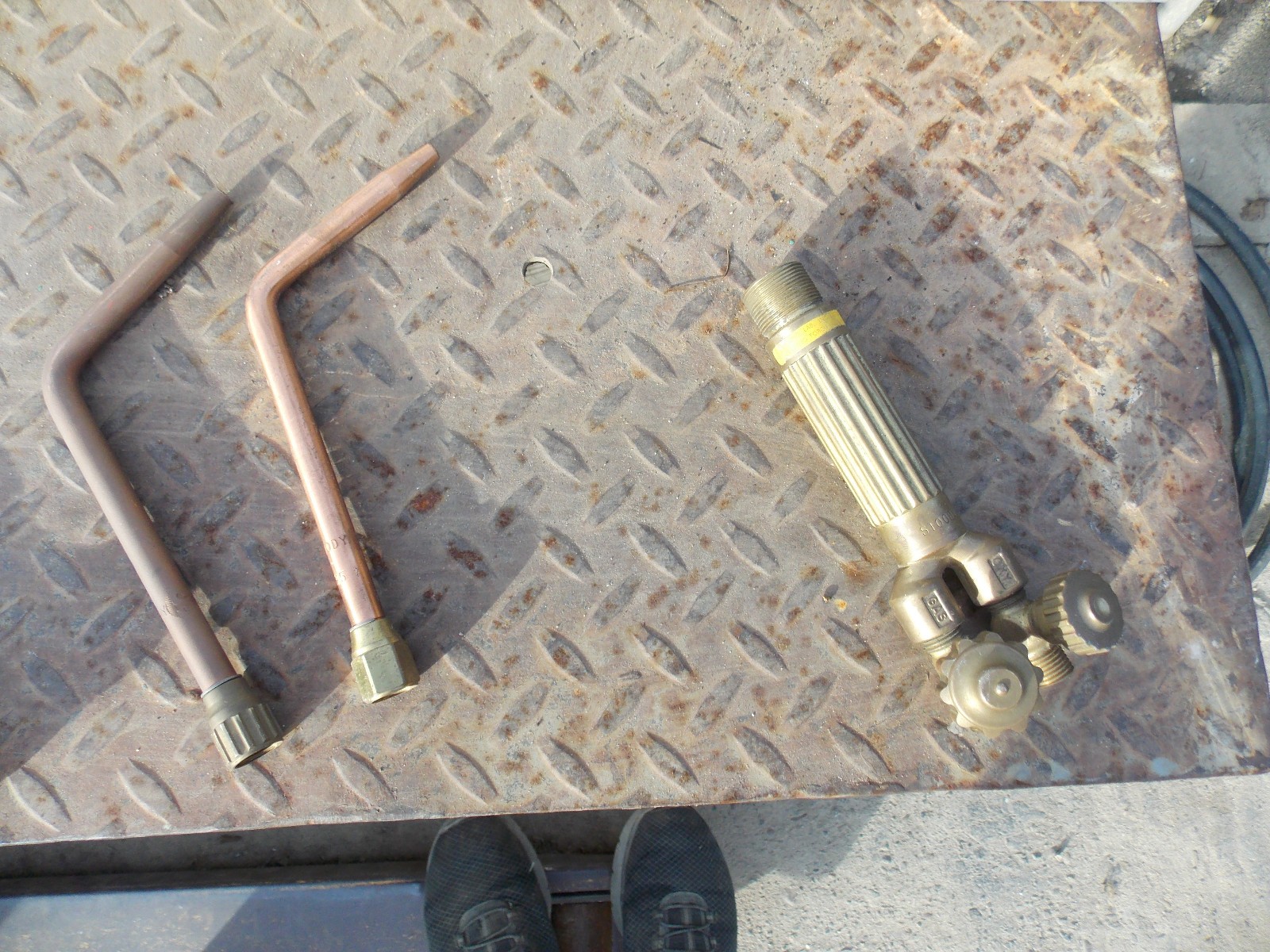 STOODY 900 TORCH BODY, with two STOODY 935 TIPS spray powder torch parts