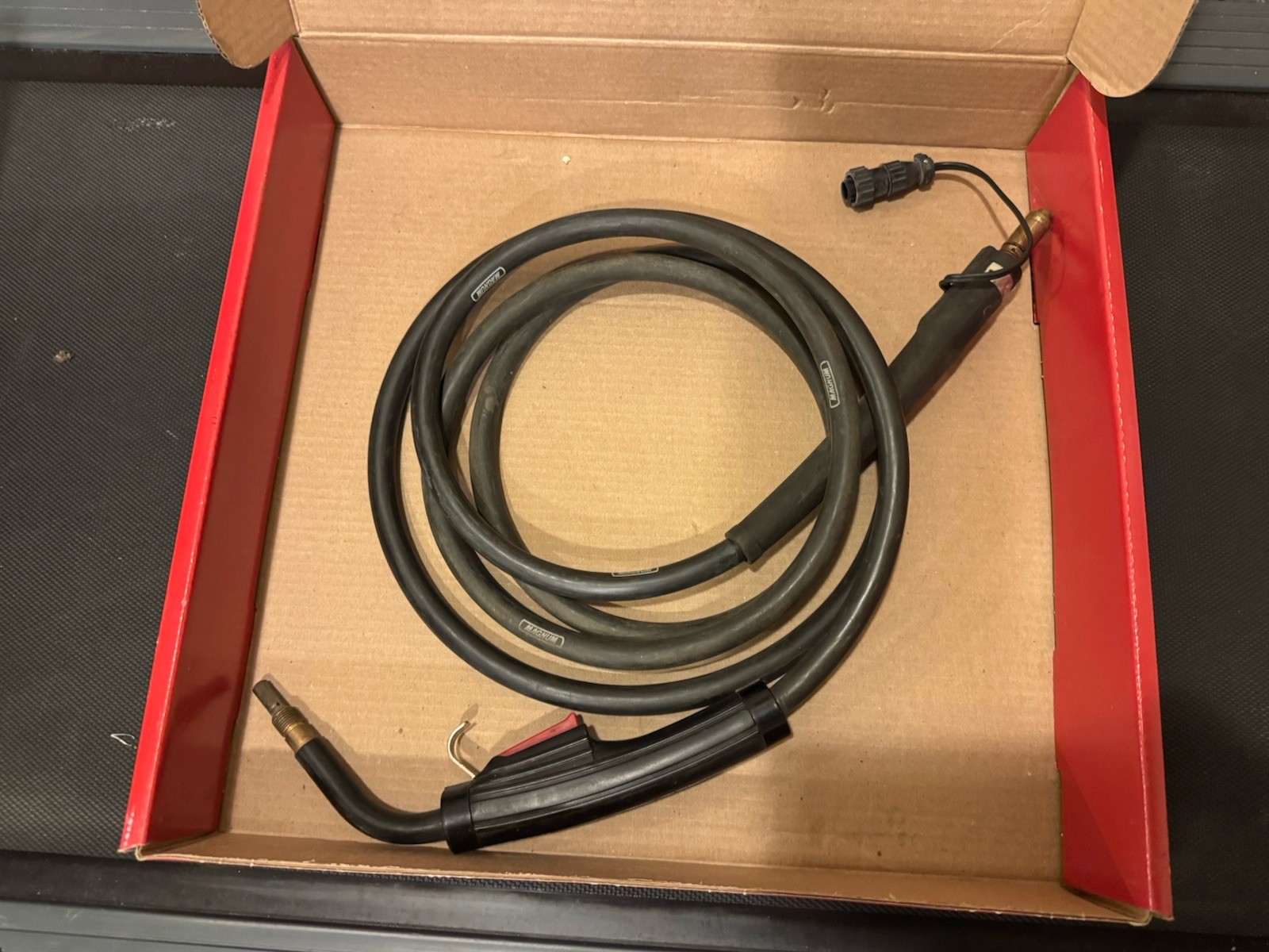 LINCOLN K4530-2 LINCOLN Magnum Pro 250L 250 A, 15” MIG Gun w/ Magnum Liner