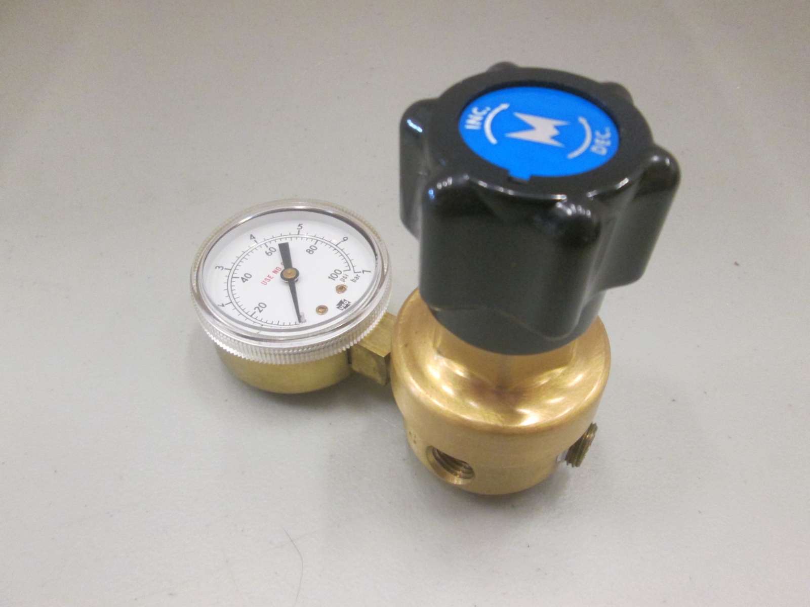 Veriflo, IR401B250G, General Purpose Regulator w/ 0-100PSI USG Gauge, Used