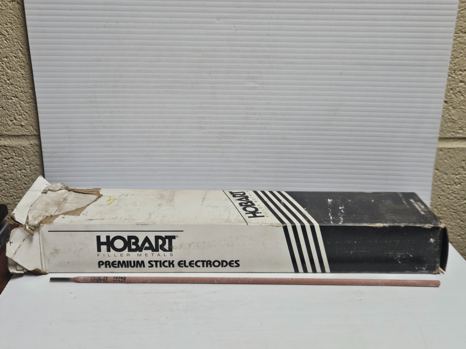 NEW 8.10LBS 115PCS HOBART WELDING ELECTRODE S738244-088 16743 308L-17 1/8″X14″