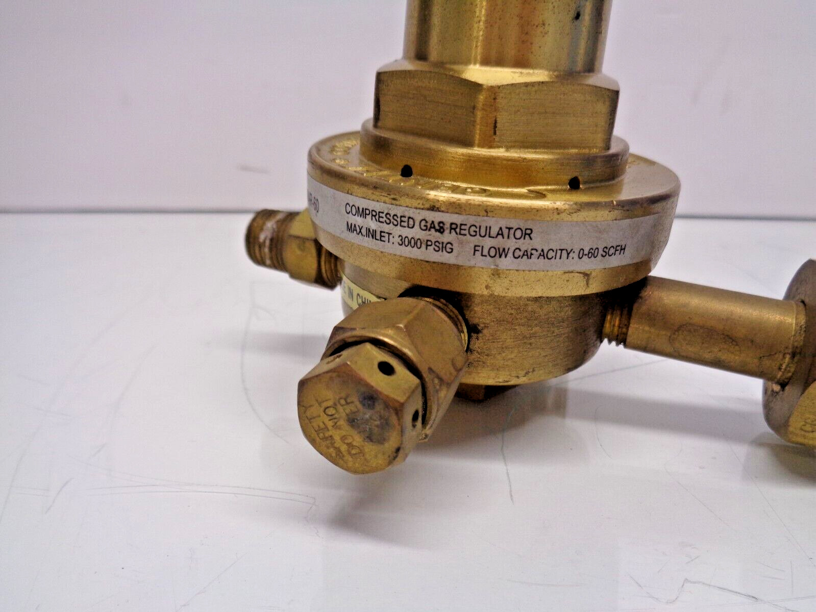 GENTEC 196AR-60 3000 PSIG 0-60 SCFH COMPRESSED GAS REGULATOR W GAUGE