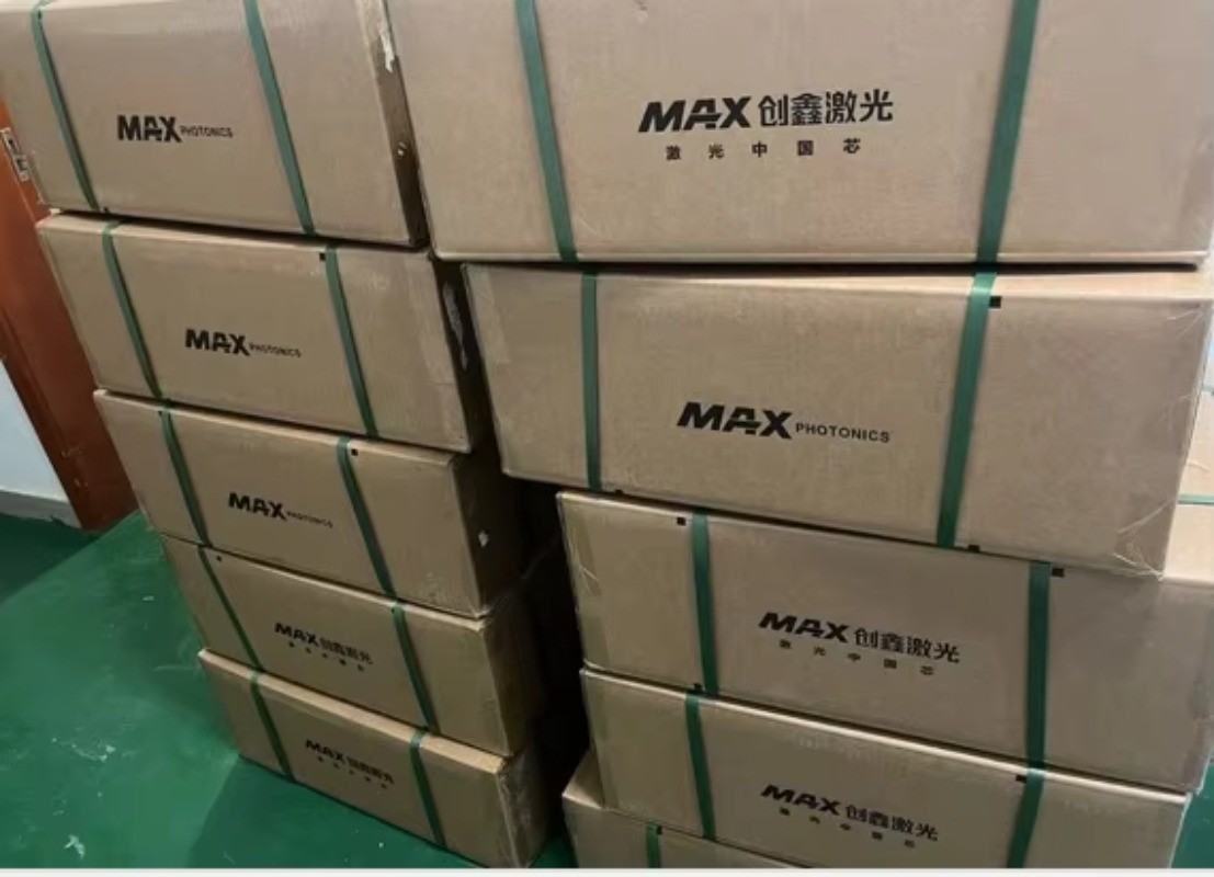 1pcs Max MFSC-2000W Fiber Laser Source 2000W Laser Source for Metal Cutting