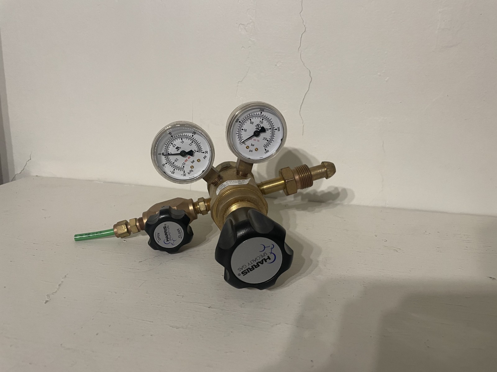HARRIS High Purity Regulator, 2-Stage, CGA 580 Inlet, 1/4″ Tube Outlet, 15 PSI