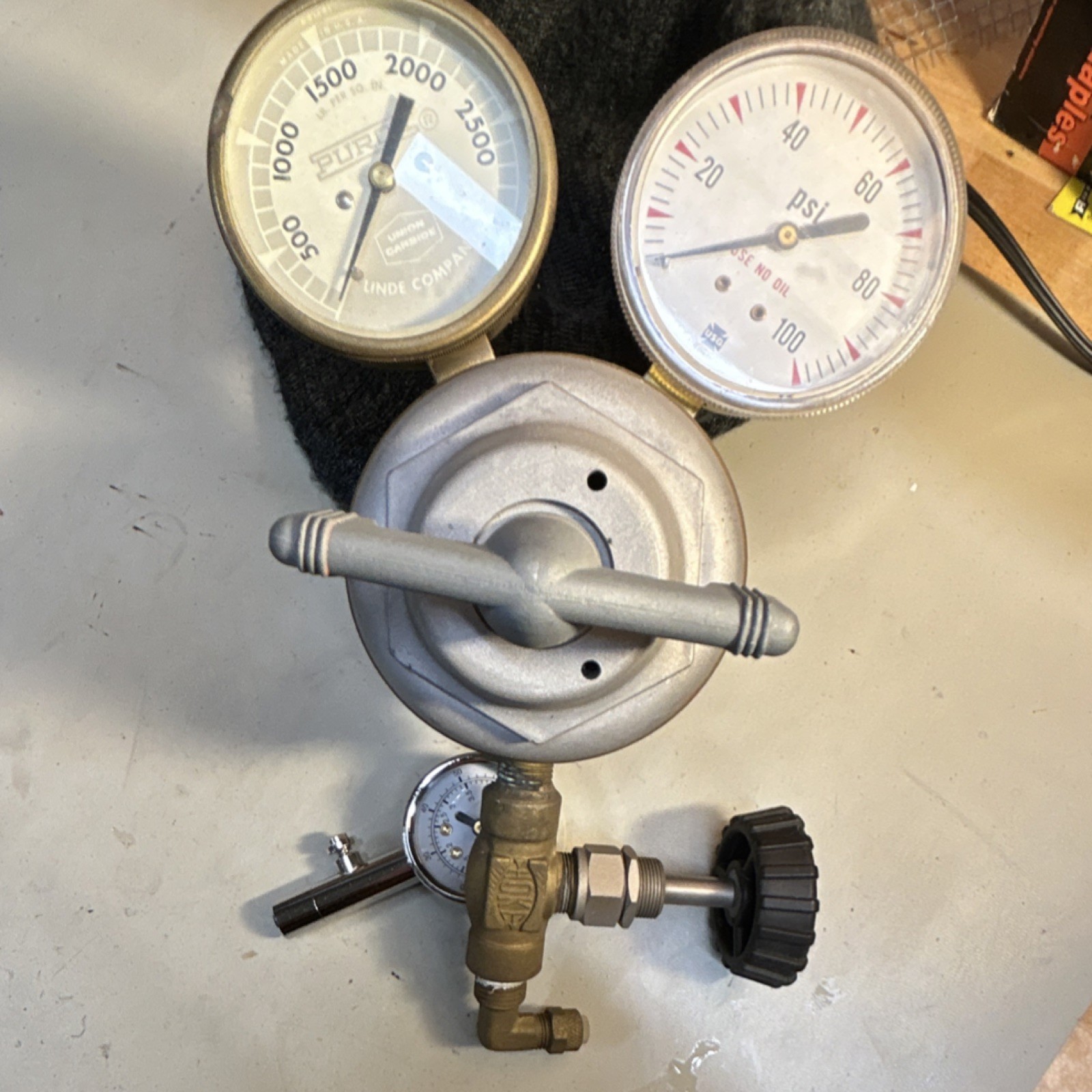 Linde Company Gas Welding Regulator with Dual Gauges 0-2500 PSI & 0-100 PSI