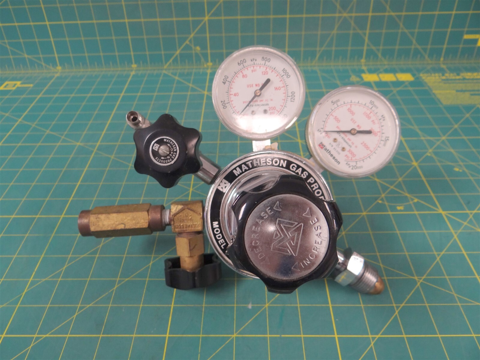 Matheson 3104C Pressure Regulator w/ 400V Check Valve CGA-580
