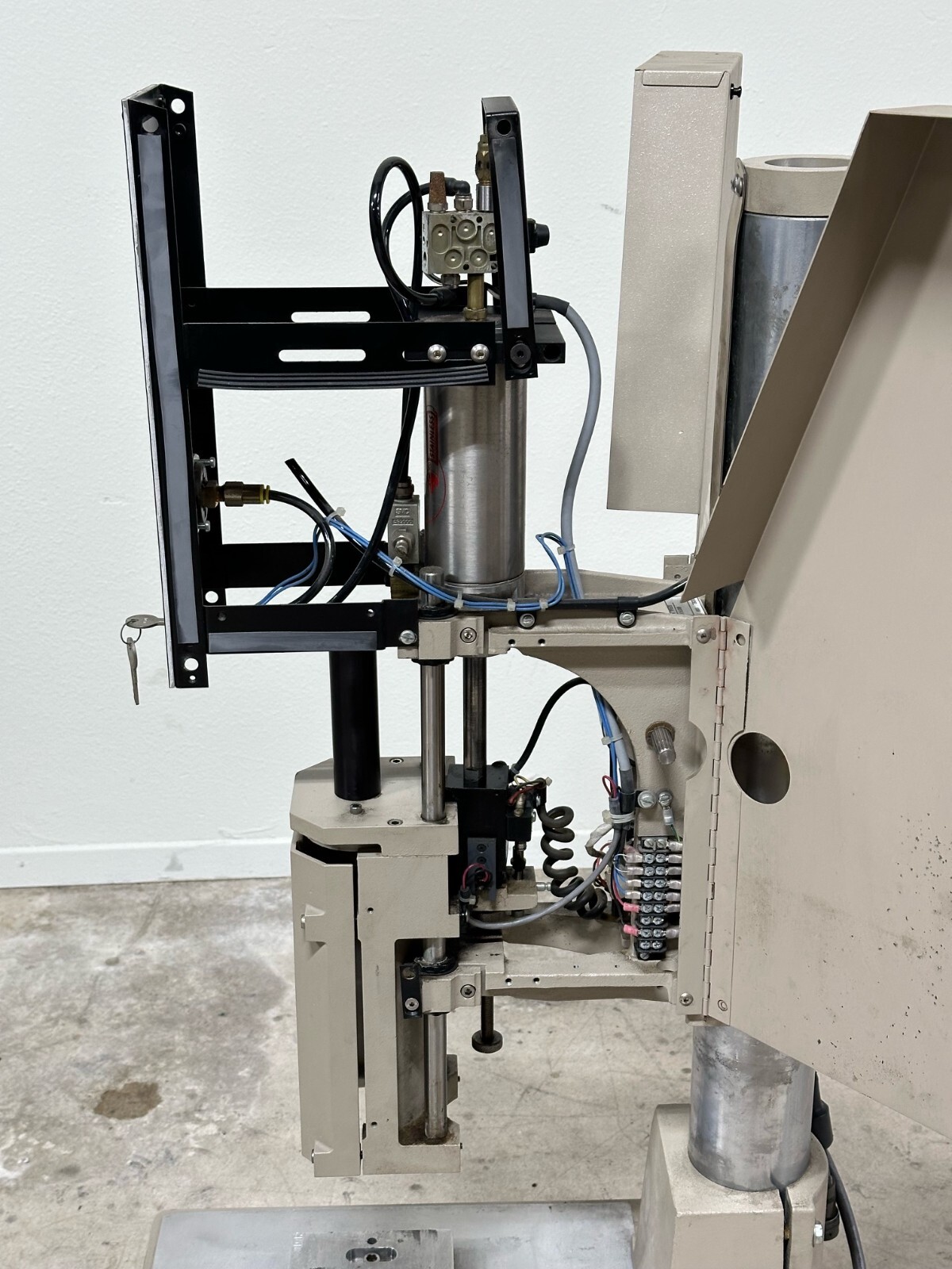 Sonics & Materials Model 1098 Ultrasonic Welding Machine