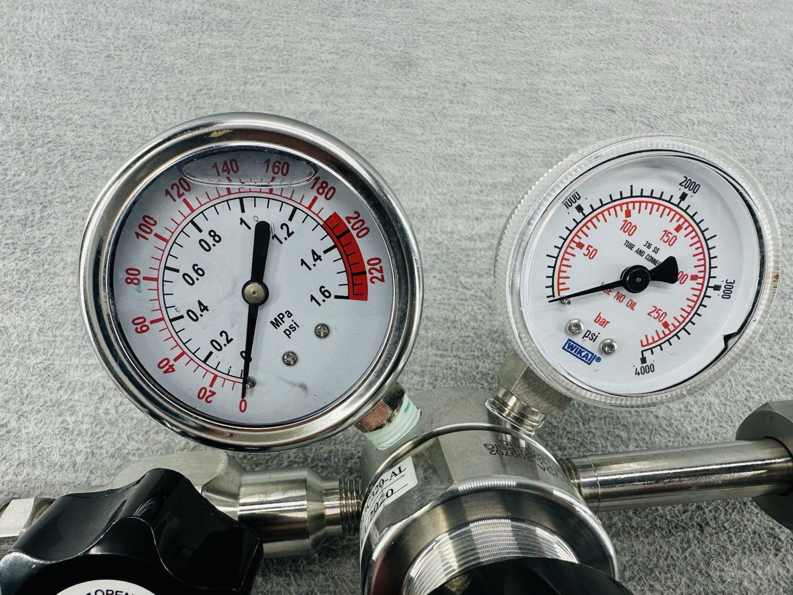 AIRGAS Y111213C320-AL – 316 SS Liquid Positive Seal Two Stage Regulator NEW (A)