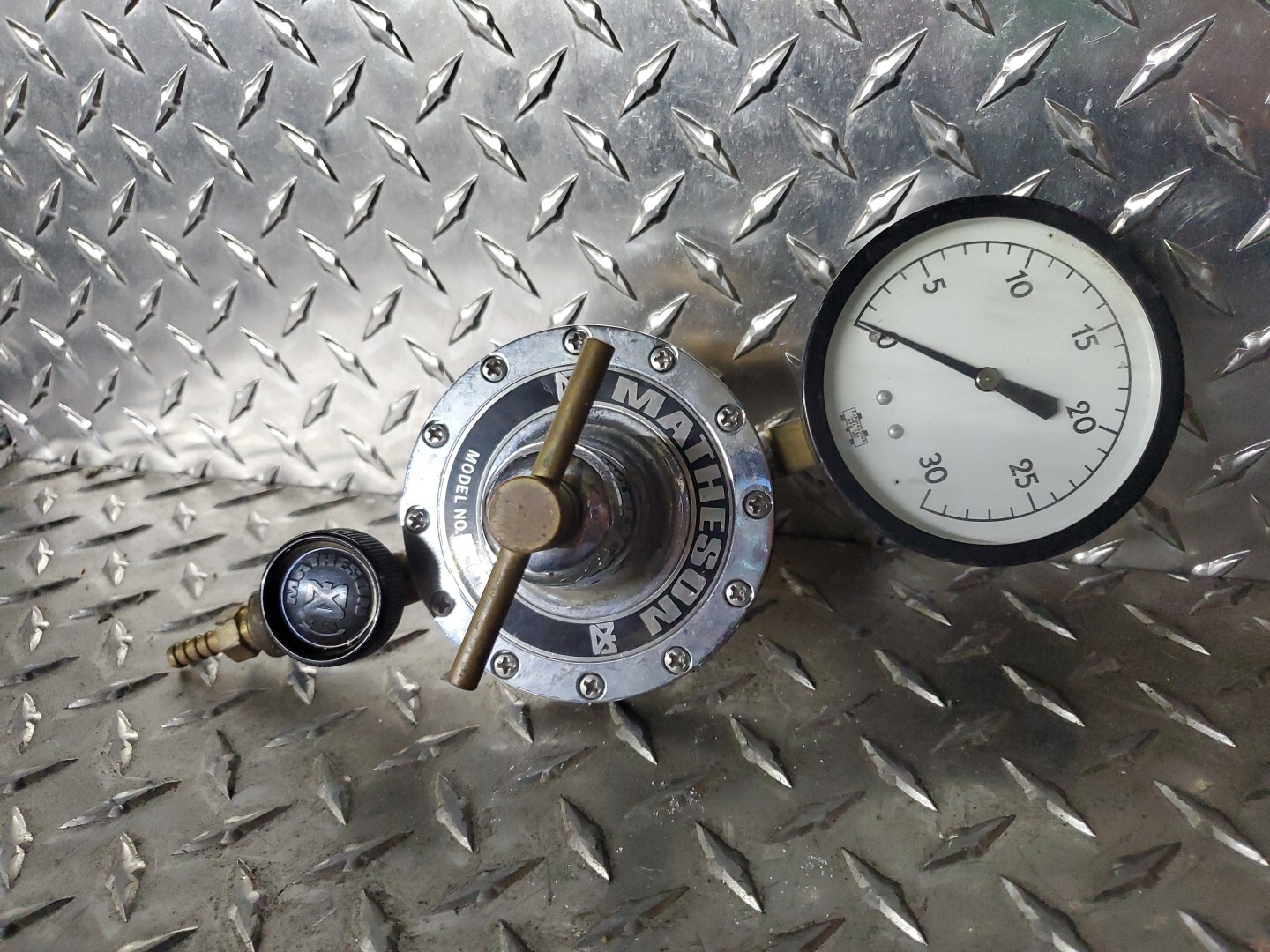 MATHESON 40H 3470A Series General Purpose Line Regulator