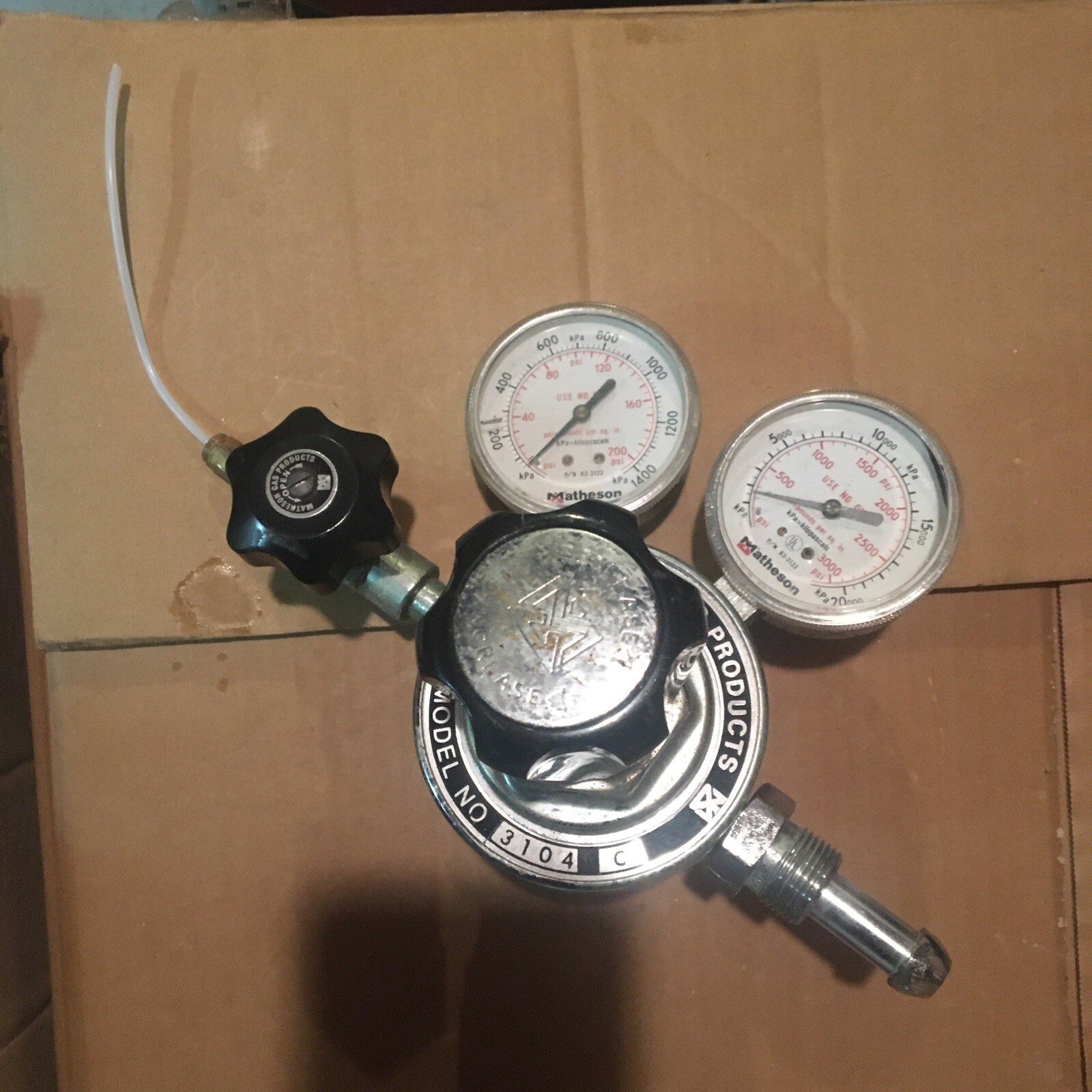 Matheson Gas 3104C 3000 psi to 0-200psi Dual Gauge Compressed Gas Regulator