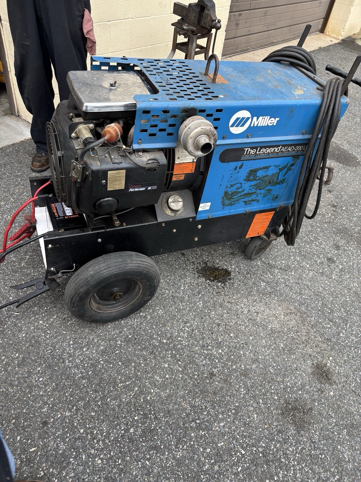 MILLER AEAD-200LE WELDER