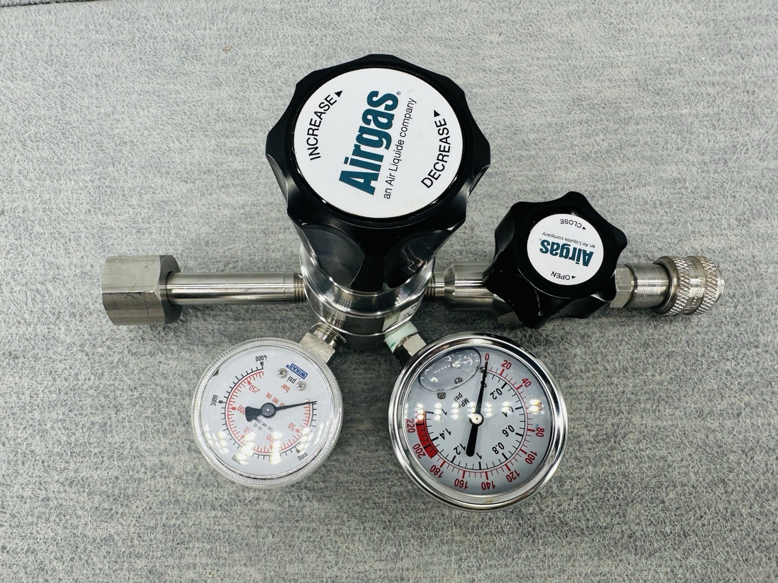 AIRGAS Y111213C320-AL – 316 SS Liquid Positive Seal Two Stage Regulator NEW (A)