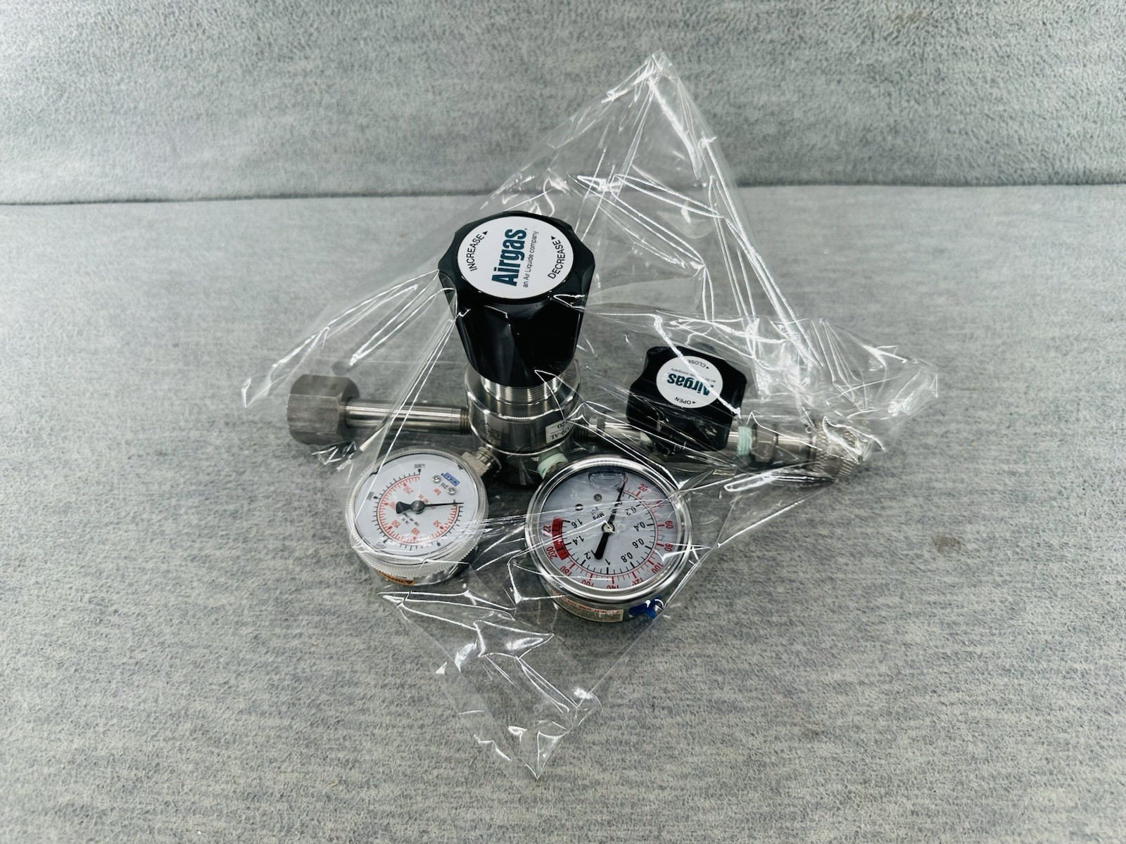 AIRGAS Y111213C320-AL – 316 SS Liquid Positive Seal Two Stage Regulator NEW (A)